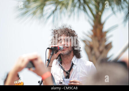 Giugno 28, 2012 - Biloxi, Mississippi, Stati Uniti d'America - cantante Wayne Coyne dei Flaming Lips esegue per la folla a bordo piscina un'Hard Rock Casino in Biloxi ,Mississippi il giovedì 28 giugno, 2012. I Flaming Lips sono funzioni come una parte del loro tentativo di rompere il Guinness World Record per la maggior parte i concerti eseguiti in diverse città in un periodo di ventiquattro ore. Lo spettacolo di Biloxi è il numero sei in otto città sono in esecuzione a rompere il record. (Credito Immagine: © Dan Anderson/ZUMAPRESS.com) Foto Stock