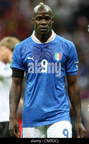 28.06.2012 Varsavia, Polonia. UEFA EURO 2012 Semifinale Mario Balotelli (ITA) guarda come segna il suo primo goal contro la Germania Foto Stock