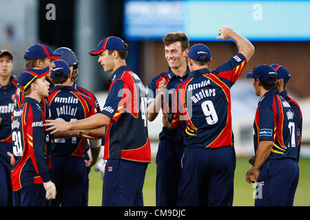 28.06.12 Chelmsford, Inghilterra: Reece Topley di Essex County Cricket celebra il suo paletto di Chris Nash di Sussex squali durante gli amici la vita venti20 Match tra Essex aquile e Sussex squali al Ford County Ground su Giugno 28, 2012 a Chelmsford, Regno Unito Foto Stock