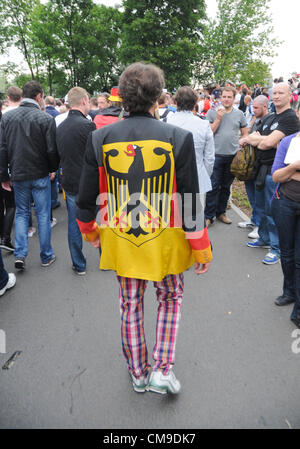 28.06.2012, Varsavia, Polonia. Per gli appassionati di calcio di fronte allo Stadio Nazionale di Varsavia, prima semifinale partita tra Germania e Italia nel Polonia-ucraina Euro 2012 campionati. Foto Stock