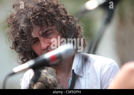 Giugno 28, 2012 - Biloxi, Mississippi, Stati Uniti d'America - cantante Wayne Coyne dei Flaming Lips esegue per la folla a bordo piscina un'Hard Rock Casino in Biloxi ,Mississippi il giovedì 28 giugno, 2012. I Flaming Lips sono funzioni come una parte del loro tentativo di rompere il Guinness World Record per la maggior parte i concerti eseguiti in diverse città in un periodo di ventiquattro ore. Lo spettacolo di Biloxi è il numero sei in otto città sono in esecuzione a rompere il record. (Credito Immagine: © Dan Anderson/ZUMAPRESS.com) Foto Stock