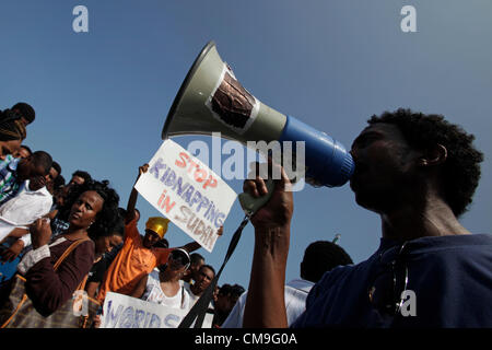 Centinaia di migranti dall Eritrea e la Costa d Avorio ha dimostrato contro la loro deportazione di Israele di fronte all'ambasciata degli Stati Uniti a Tel Aviv il 29 giugno 2012. La settimana scorsa, Israele ha volato a casa un primo piano del carico con gli immigrati clandestini provenienti dal sud Sudan. Dal 10 Giugno, Israele ha arrestato centinaia di africani in una carrellata su tutto il territorio nazionale con lo scopo di espellere loro. Foto Stock