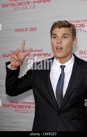 Chris Zylka presso gli arrivi per la sorprendente SPIDER-MAN Premiere, Regency Village Westwood Theatre, Los Angeles, CA 28 Giugno 2012. Foto Da: Michael Germana/Everett Collection Foto Stock