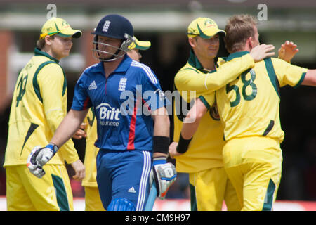 Regno Unito. 29/06/2012 Londra Inghilterra. L'Inghilterra del Ian Bell, passeggiate fuori dopo essere stato dato fuori il bowling dell'Australia Brett Lee, durante la prima giornata internazionale della partita di cricket tra Inghilterra e Australia parte della Nat West serie, ha suonato presso il Lords Cricket Ground: Credito: Mitchell Gunn Foto Stock