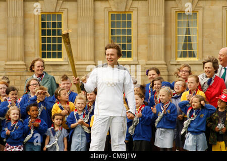 Derbyshire, Regno Unito. Venerdì 29 Giugno 2012. Torcia olimpica bearer, ben sperare e il Duca e la Duchessa di Devonshire sulla South Lawn di Chatsworth House casa nobiliare. Chatsworth House è la sede del duca di Devonshire ed è stata la residenza della famiglia Cavendish fin dal 1549. Foto Stock