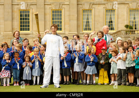 Derbyshire, Regno Unito. Venerdì 29 Giugno 2012. Torcia olimpica bearer,,ben sperare con il Duca e la Duchessa di Devonshire e i ragazzi della scuola media locale sulla South Lawn, Chatsworth House casa nobiliare. Chatsworth House è la sede del duca di Devonshire ed è stata la residenza della famiglia Cavendish fin dal 1549. Foto Stock