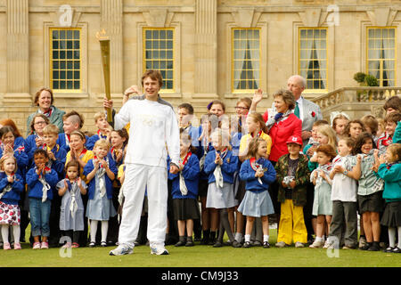 Derbyshire, Regno Unito. Venerdì 29 Giugno 2012. Torcia olimpica bearer, ben sperare con i ragazzi della scuola media locale e il Duca e la Duchessa di Devonshire sulla South Lawn, Chatsworth House casa nobiliare. Chatsworth House è la sede del duca di Devonshire ed è stata la residenza della famiglia Cavendish fin dal 1549. Foto Stock