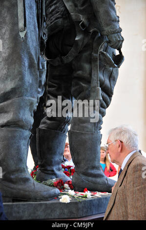 Green Park, London, Regno Unito. Il 29 giugno 2012. Un uomo guarda a fiori sulla sinistra il monumento agli aviatori di Comando Bombardieri che è stata svelata dalla regina di ieri. Il padiglione è progettato da Liam O'Connor, con sculture dello scultore Philip Jackson. Foto Stock