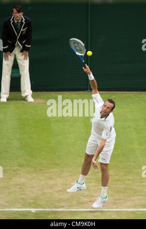 29.06.2012 All England Lawn Tennis e Croquet Club. Londra, Inghilterra. Radek STEPANEK: risultati nei della Repubblica ceca in azione contro Novak Djokovic di Serbia durante il terzo round di Wimbledon Tennis campionati a tutti England Lawn Tennis e Croquet Club. London, England, Regno Unito Foto Stock