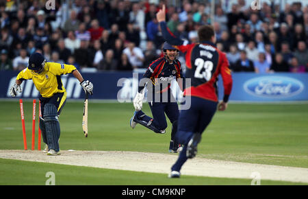 29.06.2012 Chelmsford Essex. Amici vita T20 Essex Eagles vs Hampshire Royals. Azione a Ford County Ground, Chelmsford Essex.James Foster e Tim Phiillips celebrare il paletto di Neil McKenzie Foto Stock