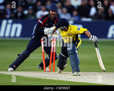 29.06.2012 Chelmsford Essex. Amici vita T20 Essex Eagles vs Hampshire Royals. Azione a Ford County Ground, Chelmsford Essex. James Foster monconi Neil McKenzie off il bowling di Tim Phillips Foto Stock