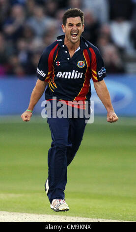 29.06.2012 Chelmsford Essex. Amici vita T20 Essex Eagles vs Hampshire Royals. Azione a Ford County Ground, Chelmsford Essex. Ryan dieci Doeschate celebra il paletto di Sean Ervine Foto Stock