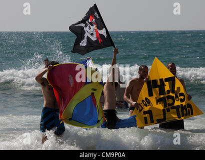 I giovani israeliani holding cartelloni e tende durante il costo della vita protesta a Tel Aviv in Israele. La giustizia sociale protestare anche chiamato tende protesta erano una serie di manifestazioni in Israele a partire dal mese di luglio 2011 coinvolge centinaia di migliaia di manifestanti da una varietà di socio-economica opponendosi al continuo aumento del costo della vita in particolare l'alloggiamento. Foto Stock