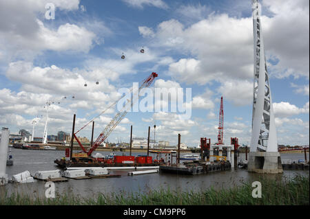 Ai passeggeri di viaggiare attraverso il Tamigi tra il 02 Arena di Greenwich e il centro espositivo Excel presso il Royal Docks nella zona est di Londra in Gran Bretagna il nuovo Thames funivie. Il 30 giugno 2012. Foto Stock