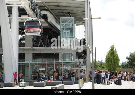 Coda ai passeggeri di viaggiare attraverso il Tamigi tra il 02 Arena di Greenwich e il centro espositivo Excel presso il Royal Docks nella zona est di Londra in Gran Bretagna il nuovo Thames funivie. Il 30 giugno 2012. Foto Stock