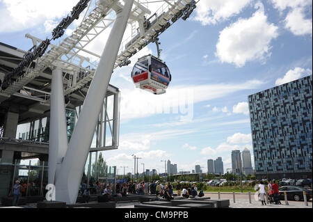 Coda ai passeggeri di viaggiare attraverso il Tamigi tra il 02 Arena di Greenwich e il centro espositivo Excel presso il Royal Docks nella zona est di Londra in Gran Bretagna il nuovo Thames funivie. Il 30 giugno 2012. Foto Stock