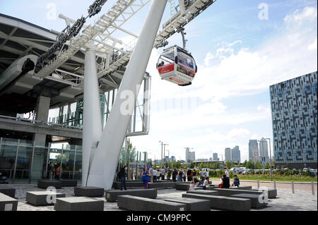 Coda ai passeggeri di viaggiare attraverso il Tamigi tra il 02 Arena di Greenwich e il centro espositivo Excel presso il Royal Docks nella zona est di Londra in Gran Bretagna il nuovo Thames funivie. Il 30 giugno 2012. Foto Stock