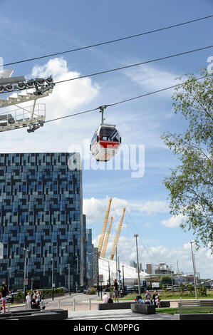 Ai passeggeri di viaggiare attraverso il Tamigi tra il 02 Arena di Greenwich e il centro espositivo Excel presso il Royal Docks nella zona est di Londra in Gran Bretagna il nuovo Thames funivie. Il 30 giugno 2012. Foto Stock