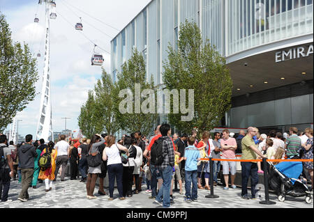 Coda ai passeggeri di viaggiare attraverso il Tamigi tra il 02 Arena di Greenwich e il centro espositivo Excel presso il Royal Docks nella zona est di Londra in Gran Bretagna il nuovo Thames funivie. Il 30 giugno 2012. Foto Stock