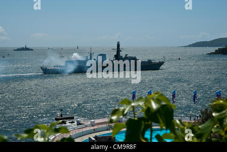 Plymouth, UK. Il 30 giugno, 2012. HMS Argyle un tipo 23 frigate passano lungo Plymouth Sound e spara con una pistola omaggio per le forze armate nazionali al giorno in Plymouth, Devon, Inghilterra Foto Stock