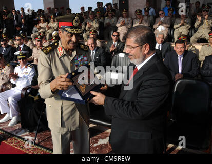 30 Giugno 2012 -- Heikstep Base Militare al Cairo, Egitto -- Egitto il primo post-Mubarak e liberamente eletto presidente Dottor Mohamed Mursi recensioni una parata militare e si incontra con dell'Egitto i leader militari dopo il giuramento giuramento nella cerimonia presso la corte costituzionale. (Piscina foto/Presidenza egiziana/fotografo Mohamed Abdel Moety). Foto Stock