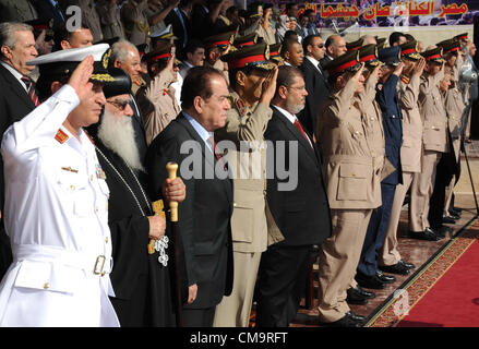 30 Giugno 2012 -- Heikstep Base Militare al Cairo, Egitto -- Egitto il primo post-Mubarak e liberamente eletto presidente Dottor Mohamed Mursi recensioni una parata militare e si incontra con dell'Egitto i leader militari dopo il giuramento giuramento nella cerimonia presso la corte costituzionale. (Piscina foto/Presidenza egiziana/fotografo Mohamed Abdel Moety). Foto Stock