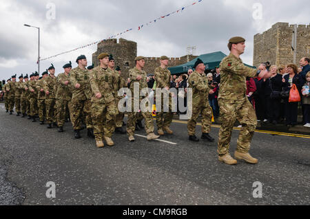 Carrickfergus, 30/06/2012 - Forze Armate giorno.i soldati della Royal Irish Regiment parade passato i dignitari Foto Stock