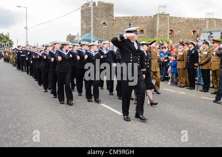 Carrickfergus, 30/06/2012 - Forze Armate giorno. Mare Cadetti parade passato i dignitari Foto Stock