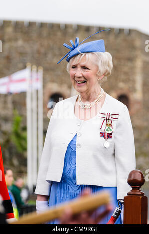 Carrickfergus, 30/06/2012 - Forze Armate giorno. Joan Christie, Lord Luogotenente per la contea di Antrim orologi la sfilata Foto Stock