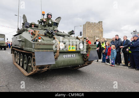 Carrickfergus, 30/06/2012 - Forze Armate giorno. Esercito territoriale FV120 Spartan MCT blindato anti serbatoio veicolo del missile in parata Foto Stock