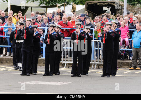 Carrickfergus, 30/06/2012 - Forze Armate giorno. Mare Cadetti di dimostrare la loro abilità di perforazione Foto Stock