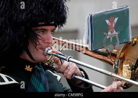 Il 30 giugno 2012. Forze armate giorno, George Square, Glasgow, Scotland, Regno Unito. membro delle Forze Armate Brass Band scozzese della Fascia di Pianura del 6° Reggimento della Scozia la riproduzione durante la street parade. Foto Stock