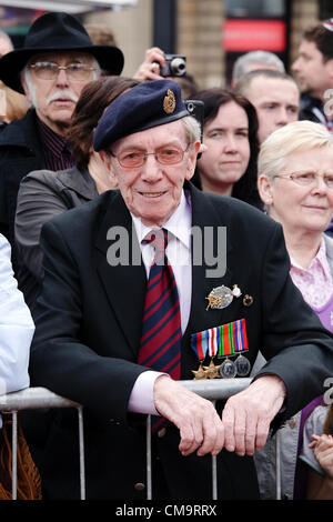 Il 30 giugno 2012. Forze armate giorno, George Square, Glasgow, Scotland, Regno Unito. John Wotherspoon, di anni 87, da Bonnybridge in Scozia, guardando le Forze Armate parata del giorno a George Square, Glasgow, Scotland, Regno Unito. John Wotherspoon era un driver con i Royal Engineers, Scottish 1° fanteria durante la seconda guerra mondiale. Foto Stock