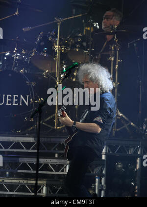 BRIAN MAY & ROGER TAYLOR QUEEN anti AIDS CONCERTO Piazza indipendenza ucraina 30 Giugno 2012 Foto Stock