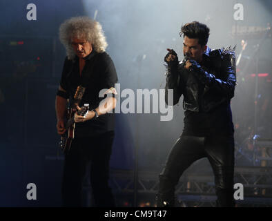 BRIAN MAY & ADAM LAMBERT REGINA anti AIDS CONCERTO Piazza indipendenza ucraina 30 Giugno 2012 Foto Stock