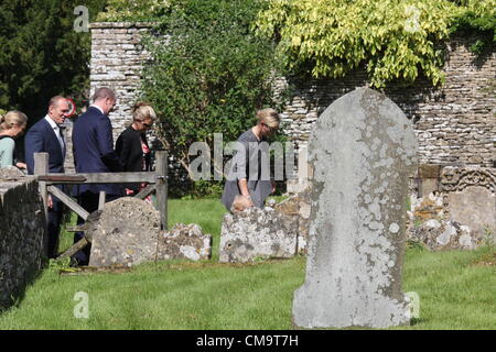 Cherington Gloucestershire, UK. Il 30 giugno, 2012. Zara Phillips e Mike Tindall prima del battesimo di Isla Phillips, figlia di Pietro e autunno Phillips, alla chiesa di San Nicholas in Cherington Foto Stock