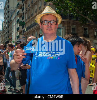 Parigi, Francia. Il francese Gay-Associazione Medici, la distribuzione di preservativi, Gay Pride (LGBT) Campagna per uguaglianza omosessuale, diritti dei gay lotta Foto Stock