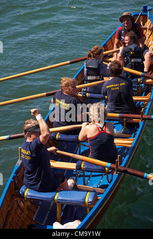 Weymouth, Dorset UK sabato 30 giugno 2012. Weymouth Rowing Regatta - squadre in gara a Cornish Pilot Gigs all'evento Spirit of the Sea Festival. Bridport Gig Club a Dagger Foto Stock