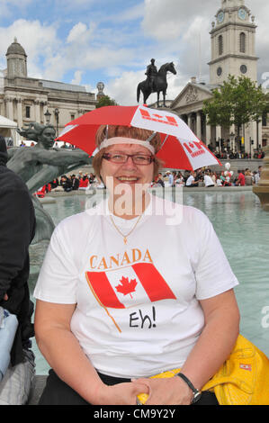 Trafalgar Square, Londra, Regno Unito. Il 1 luglio 2012. Una signora gode del Canada alle celebrazioni del giorno nel centro di Londra, una giornata di cultura canadese.