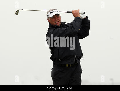 01.07.2012. Contea di Antrim, Irlanda del Nord. In Irlanda del Nord la Darren Clarke colpisce il suo approccio shot il 2° foro durante il quarto e ultimo round della Irish Open Golf Tournament sul tour europeo ospitato presso il Royal Portrush Golf Club, Portrush, County Antrim, Irlanda del Nord Foto Stock