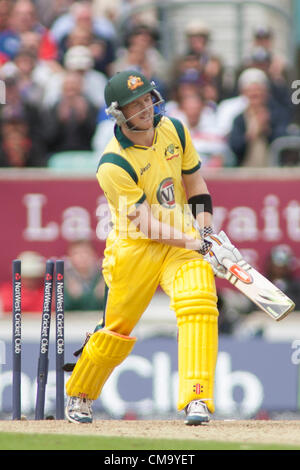 01/07/2012 Londra Inghilterra. Australia George Bailey, è colpiti dall Inghilterra Tim Bresnan, durante la seconda giornata internazionale della partita di cricket tra Inghilterra e Australia parte della Nat West serie, ha suonato presso il Kia Oval Cricket Ground: Credito: Mitchell Gunn Foto Stock