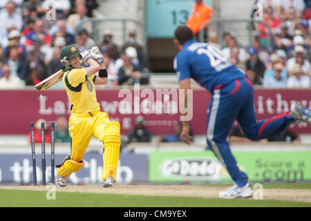 01/07/2012 Londra Inghilterra. Australia George Bailey, è colpiti dall Inghilterra Tim Bresnan, durante la seconda giornata internazionale della partita di cricket tra Inghilterra e Australia parte della Nat West serie, ha suonato presso il Kia Oval Cricket Ground: Credito: Mitchell Gunn Foto Stock