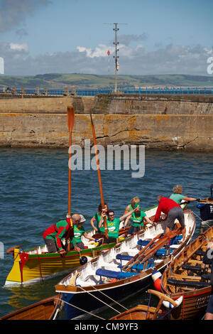 Weymouth, Dorset UK sabato 30 giugno 2012. Weymouth Rowing Regatta - squadre in gara a Cornish Pilot Gigs all'evento Spirit of the Sea Festival Foto Stock