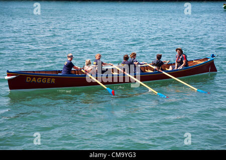 Weymouth, Dorset UK sabato 30 giugno 2012. Weymouth Rowing Regatta - squadre in gara in Cornish Pilot Gigs. Bridport Gig Club in voga a Digger Foto Stock