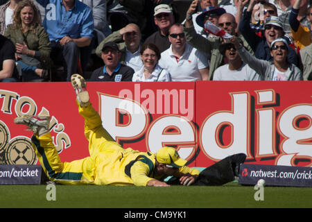 01/07/2012 Londra Inghilterra. Australia George Bailey, non riesce a fermare un boundry durante la seconda giornata internazionale della partita di cricket tra Inghilterra e Australia parte della Nat West serie, ha suonato presso il Kia Oval Cricket Ground: Credito: Mitchell Gunn Foto Stock