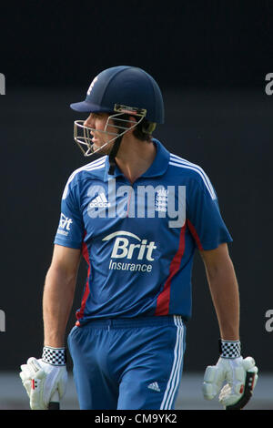 01/07/2012 Londra Inghilterra. L'Inghilterra del capitano Alastair Cook, passeggiate off dopo essere stata licenziata durante la seconda giornata internazionale della partita di cricket tra Inghilterra e Australia parte della Nat West serie, ha suonato presso il Kia Oval Cricket Ground: Credito: Mitchell Gunn Foto Stock