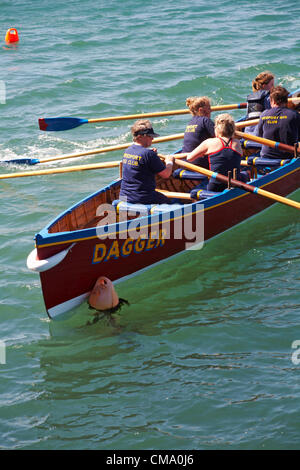 Weymouth, Dorset UK sabato 30 giugno 2012. Weymouth Rowing Regatta - squadre in gara in Cornish Pilot Gigs. Bridport Gig Club a Dagger Foto Stock