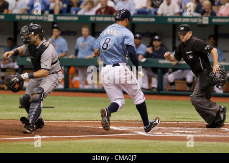 1 luglio 2012 - San Pietroburgo, FL, Stati Uniti d'America - TP 354500 te raggi 2.EDMUND D. FONTANA | Orari.(07/01/2012 San Pietroburgo) L-R: Tampa Bay Rays sinistra fielder Desmond Jennings (8) passa per Detroit Tigers catcher Detroit Tigers catcher Alex Avila (13) per un RBI nel primo inning dopo Tampa Bay Rays designato hitter B.J. Upton (2) ha colpito un sacrificio di volare. Il Tampa Bay Rays ha giocato il Detroit Tigers il 1 luglio 2012 a Tropicana in Campo San Pietroburgo. [EDMUND D. FONTANA, volte] (credito Immagine: © Tampa Bay volte/ZUMAPRESS.com) Foto Stock