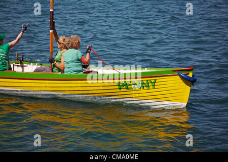 Weymouth, Dorset UK sabato 30 giugno 2012. Weymouth Rowing Regatta - squadre in gara in Cornish Pilot Gigs. Membri del Weymouth Rowing Club a Penny concerto Foto Stock