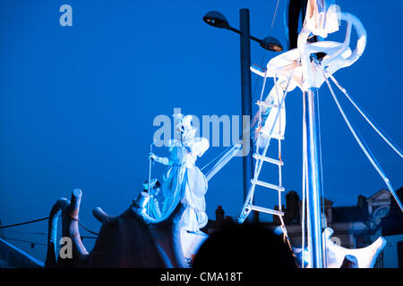 Prestazioni di Le voyage des Aquarêves mediante la Compagnie Malabar per la Greenwich + Docklands Festival internazionale a Woolwich Town Center, Greenwich, London, Regno Unito il 30 giugno 2012. Foto Stock